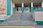 Предупреждающие тактильные наземные знаки при входах в здание